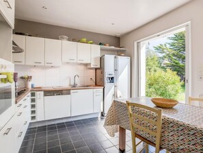 Een koelkast, een microgolfoven, een oven, een vaatwasser