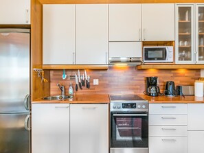 Jääkaappi, mikroaaltouuni, astianpesukone