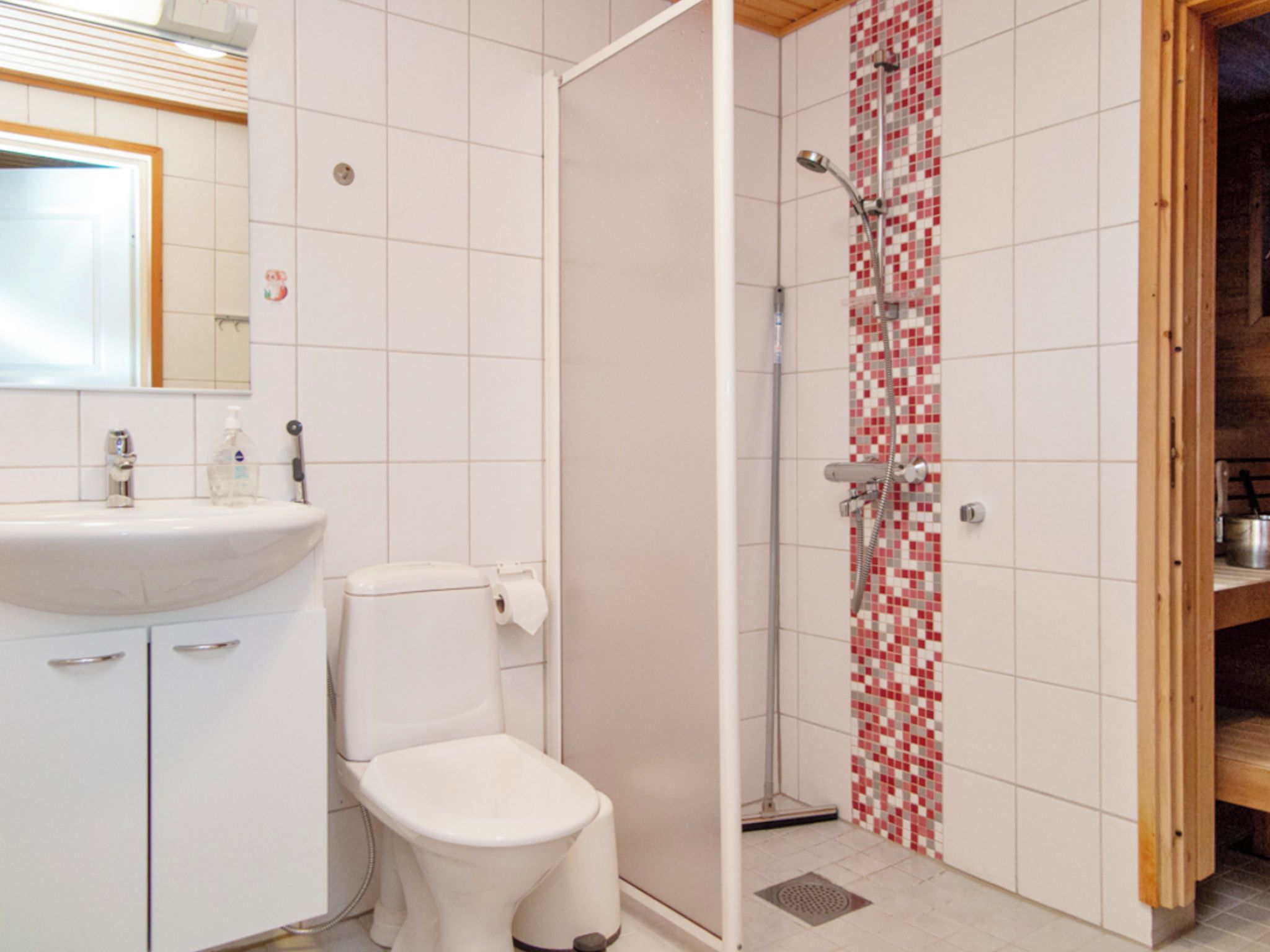 Un baño con inodoro, lavamanos y ducha.