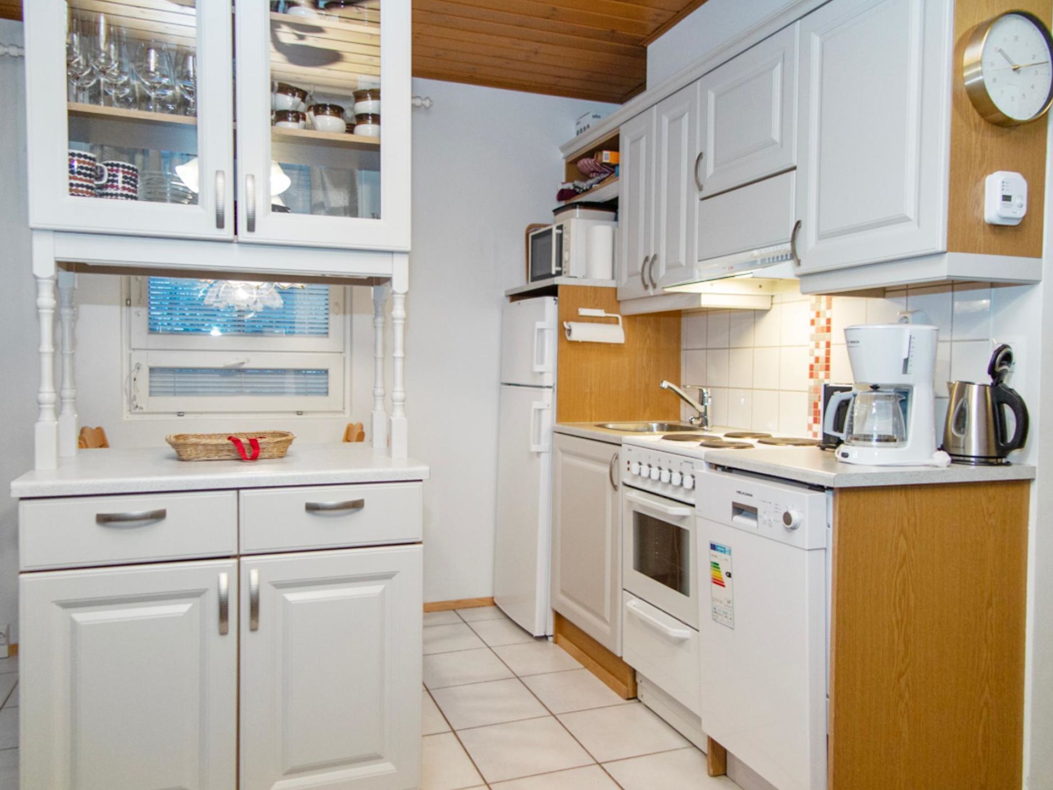 Kühlschrank, Mikrowelle, Geschirrspüler, Kochgeschirr/Geschirr/Besteck