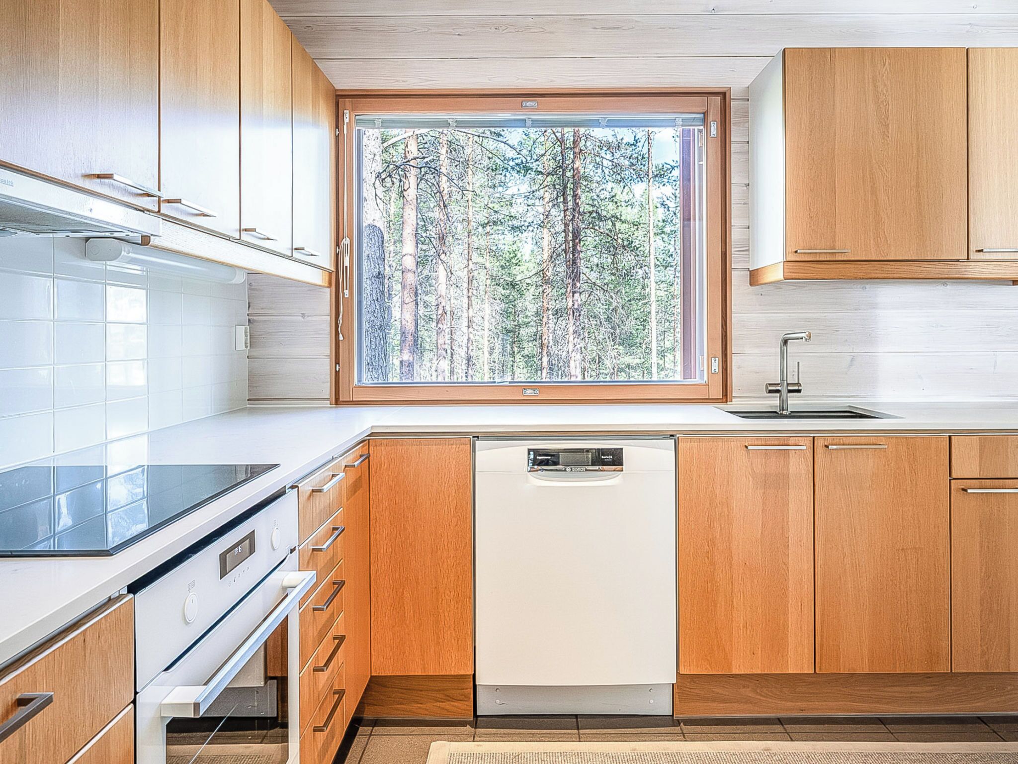 Jääkaappi, mikroaaltouuni, astianpesukone