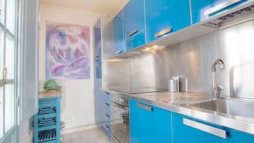 Fridge, oven, dishwasher, cookware/dishes/utensils