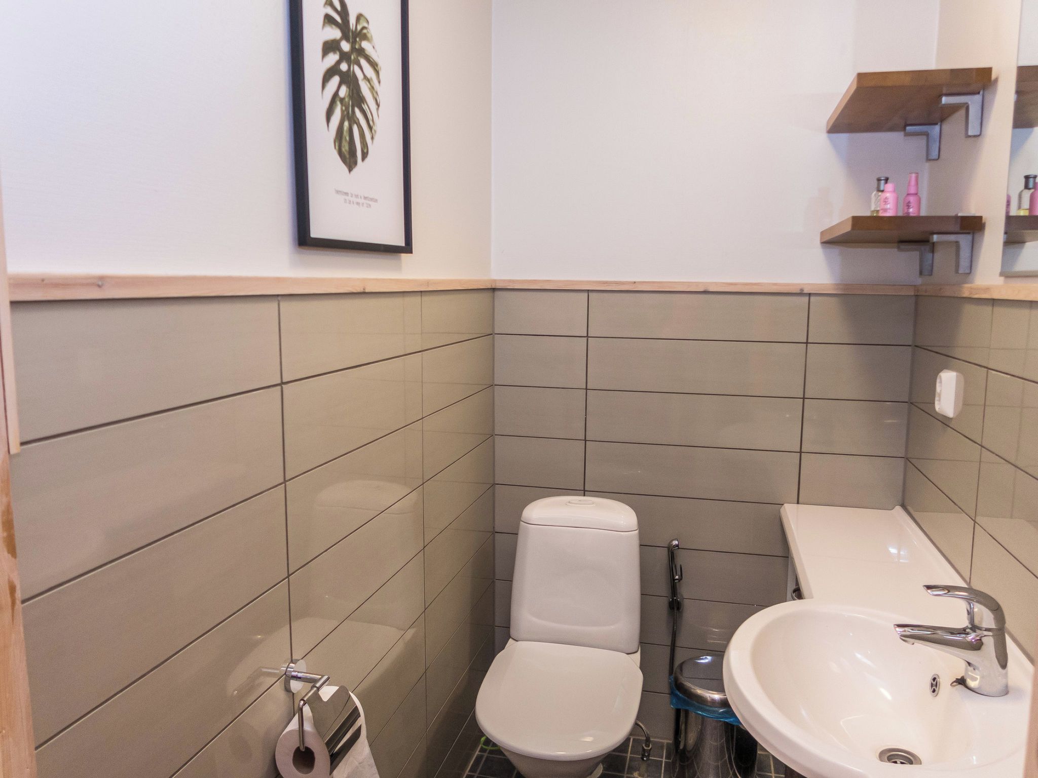 Un baño con inodoro, bidé y lavabo.