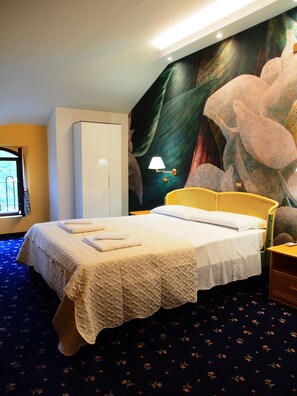 Junior suite, uitzicht op tuin | Een minibar, een bureau, verduisterende gordijnen, beddengoed