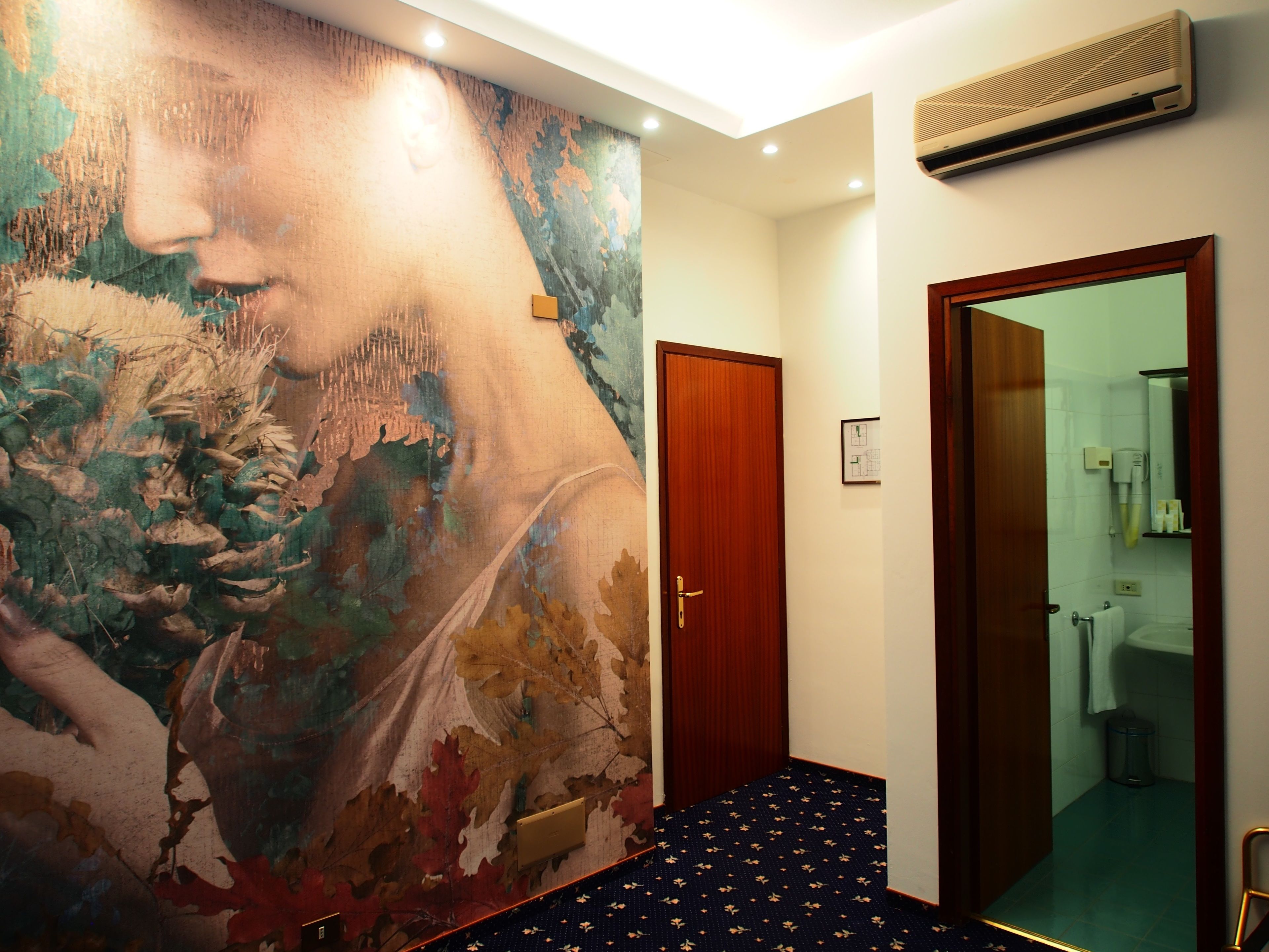 Suite – deluxe | Minibar, skrivebord, blendingsgardiner og sengetøy