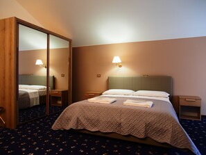 Minibar, desk, blackout curtains, bed sheets - Hotel Parco Fola (Albinea)