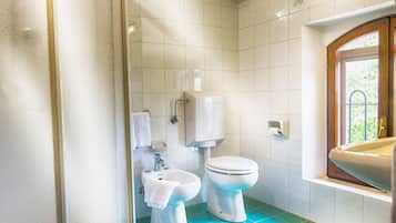 Juniorsvit - utsikt mot trädgården | Badrum | Dusch, gratis toalettartiklar, tofflor och bidé