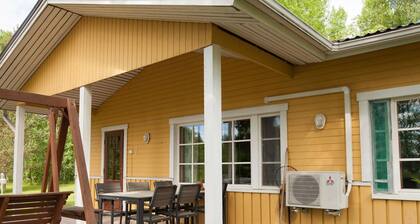 Keltalilja by Interhome