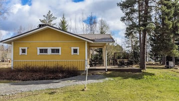 Keltainen rakennus, jossa on katettu ulkotila istumista varten.