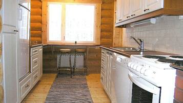 Køleskab, mikrobølgeovn, opvaskemaskine, køkkentøj/tallerkener/redskaber