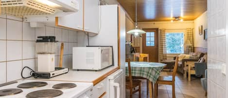 冷蔵庫、電子レンジ、調理器具と食器