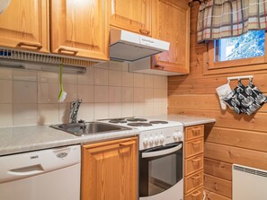 Kühlschrank, Mikrowelle, Geschirrspüler, Kochgeschirr/Geschirr/Besteck