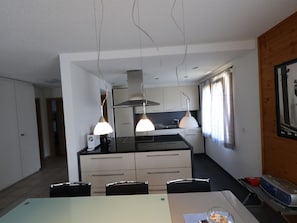 Kühlschrank, Mikrowelle, Ofen, Geschirrspüler