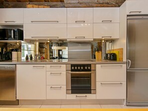 Frigorifero, microonde, lavastoviglie, pentole/stoviglie/utensili