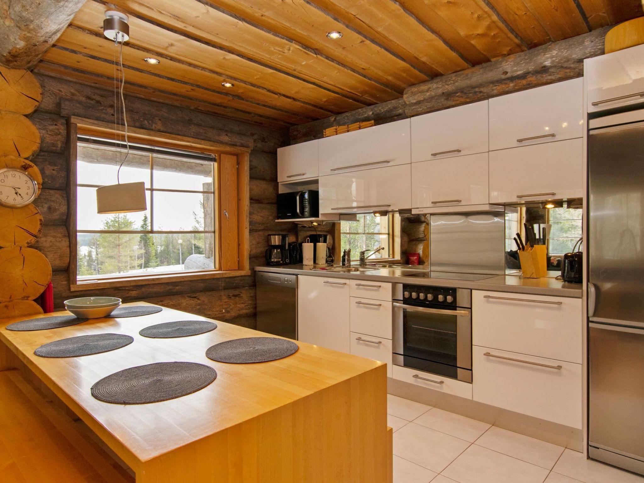 Refrigerador, microondas, lavavajillas y utensilios de cocina 