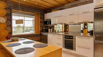 Refrigerador, microondas, lavavajillas y utensilios de cocina