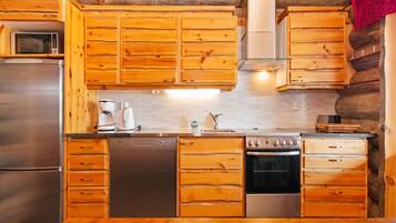 Frigorifero, microonde, lavastoviglie, seggiolone