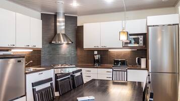 Jääkaappi, mikroaaltouuni, astianpesukone, syöttötuoli