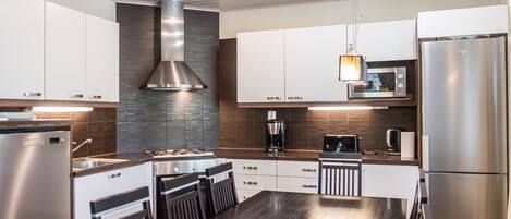 Jääkaappi, mikroaaltouuni, astianpesukone, syöttötuoli