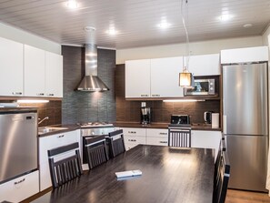 Køleskab, mikrobølgeovn, opvaskemaskine, højstol