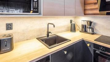 Fridge, microwave, dishwasher, cookware/dishes/utensils