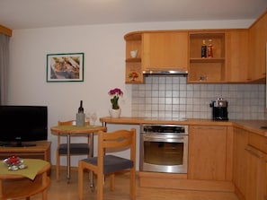 Kühlschrank, Geschirrspüler, Kochgeschirr/Geschirr/Besteck