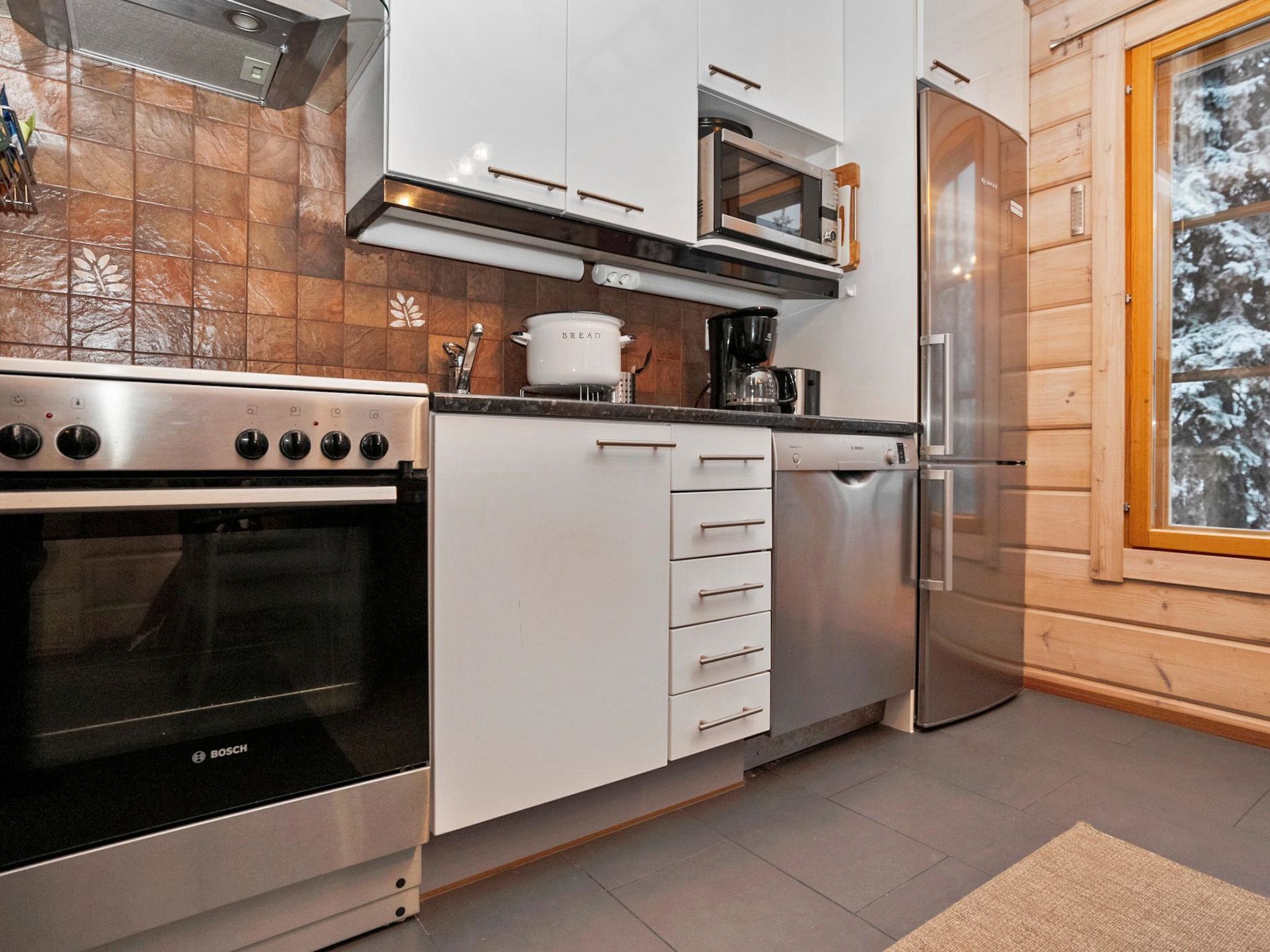 Een koelkast, een microgolfoven, een vaatwasser