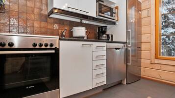 Een koelkast, een microgolfoven, een vaatwasser