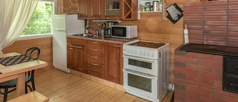 Réfrigérateur, micro-ondes, batterie de cuisine, vaisselle et ustensiles