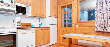 Fridge, microwave, dishwasher, cookware/dishes/utensils