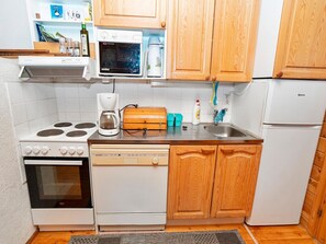 Kühlschrank, Mikrowelle, Geschirrspüler, Kochgeschirr/Geschirr/Besteck