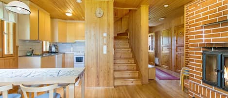 Fridge, microwave, dishwasher, cookware/dishes/utensils