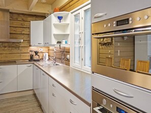 Kylskåp, mikrovågsugn, diskmaskin och grytor/köksredskap