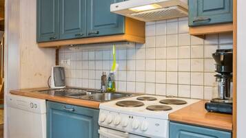 Refrigerador, microondas, lavavajillas, utensilios de cocina