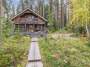 A cabin with a porch and a wooden deck leading to the entrance. - Metsola / huilinpaikka by Interhome (Kerimäki)