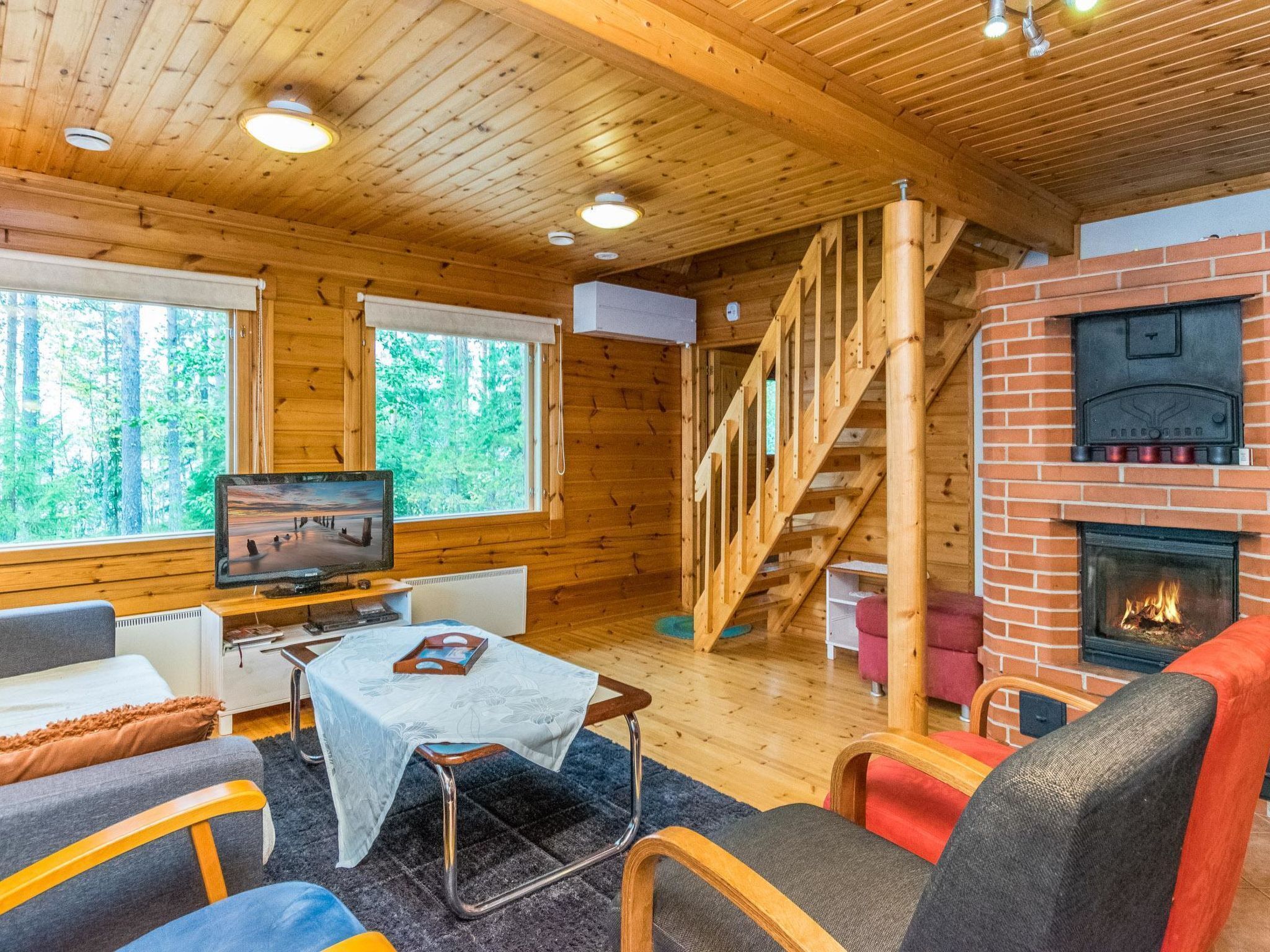 Una televisión, un reproductor de DVD