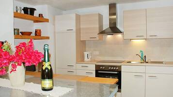Kühlschrank, Ofen, Kochgeschirr/Geschirr/Besteck