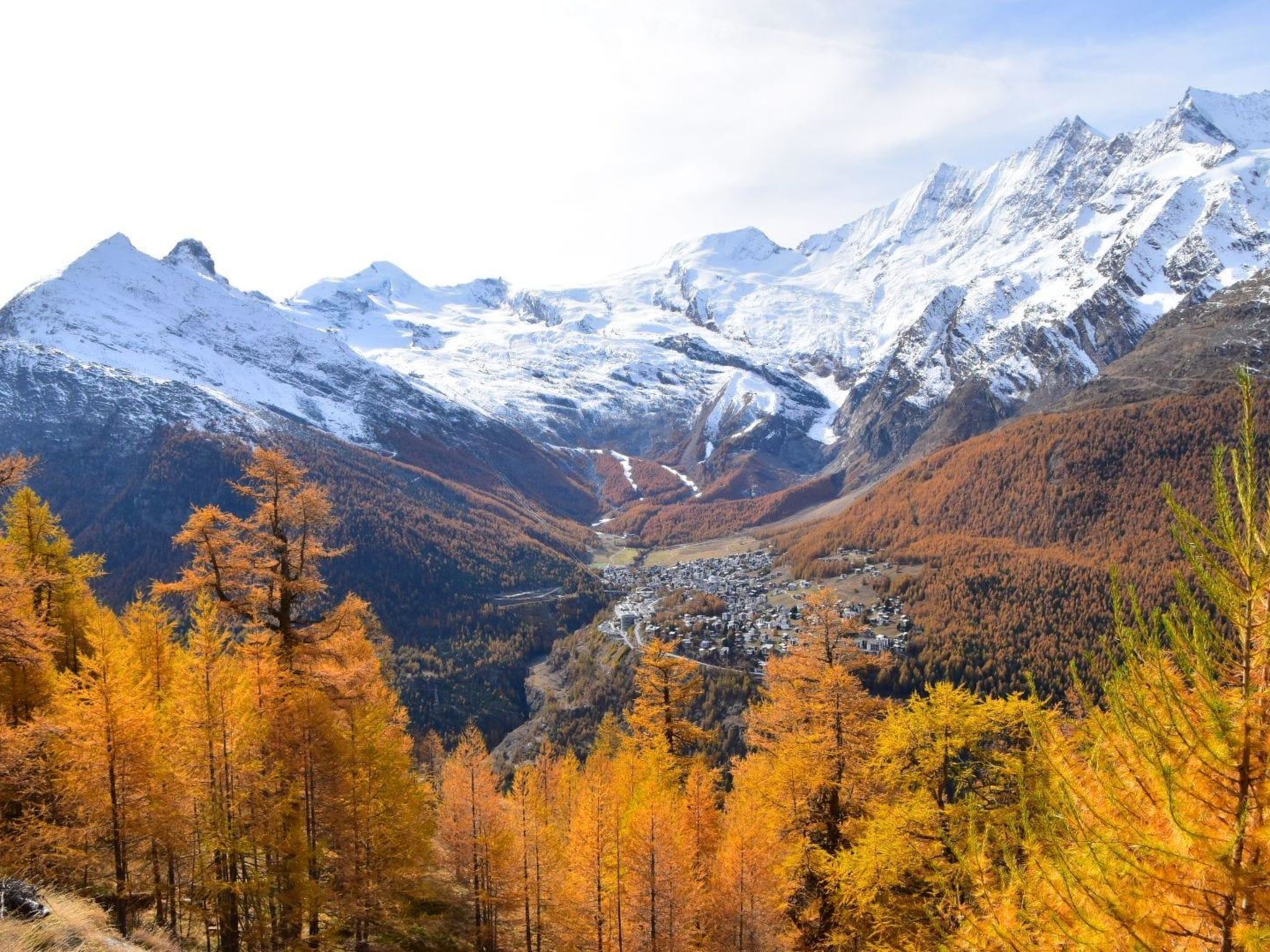 Un paisaje montañoso con un valle y un pueblo.