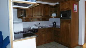 Fridge, microwave, dishwasher, cookware/dishes/utensils