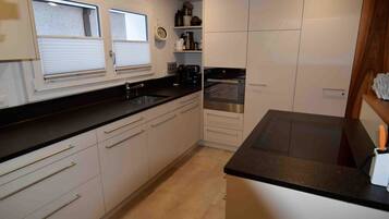 Kühlschrank, Geschirrspüler, Kochgeschirr/Geschirr/Besteck