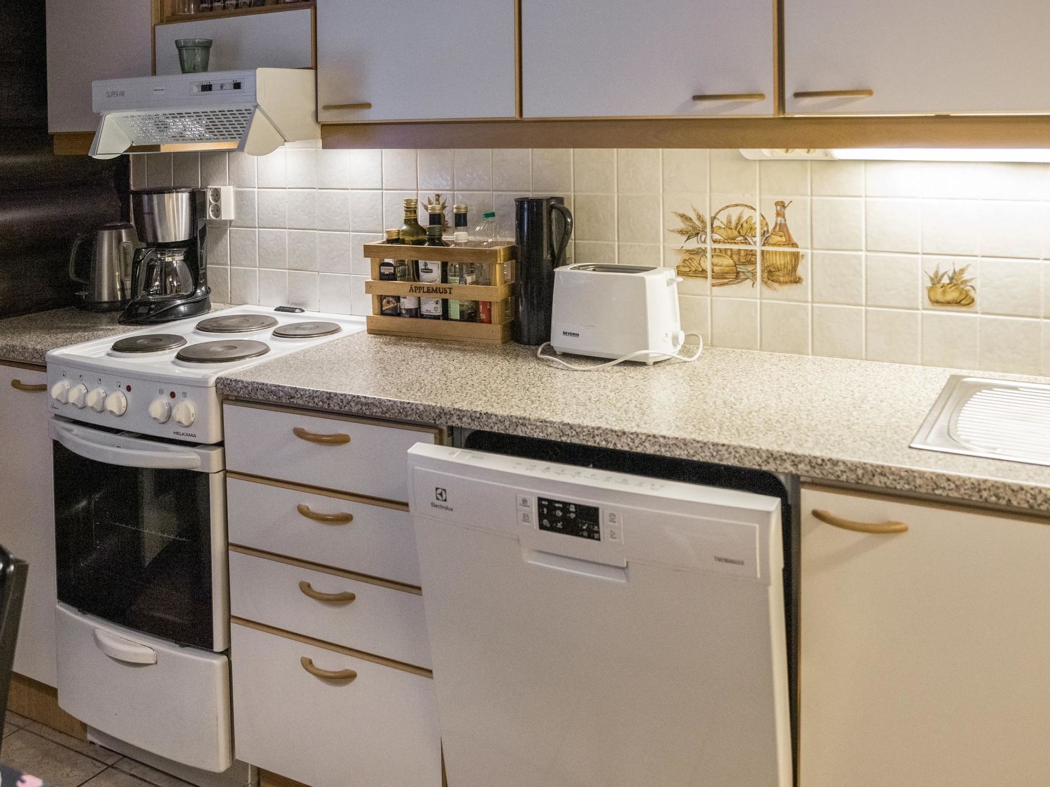 Fridge, microwave, dishwasher, cookware/dishes/utensils