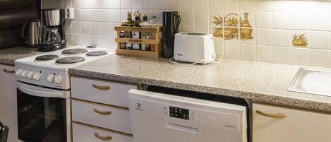 Fridge, microwave, dishwasher, cookware/dishes/utensils