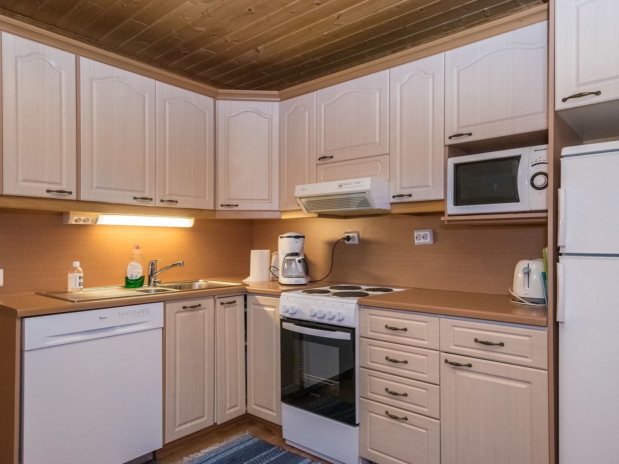 Refrigerador, microondas, lavavajillas, silla alta para bebés