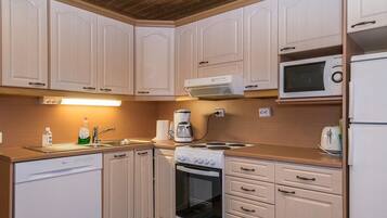 KylskÄp, mikrovÄgsugn, diskmaskin och barnstol