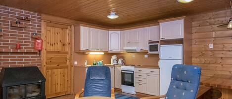 Køleskab, mikrobølgeovn, opvaskemaskine, højstol