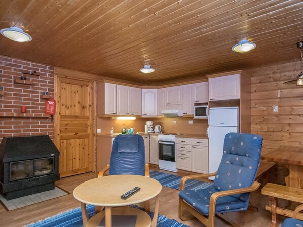 Réfrigérateur, micro-ondes, lave-vaisselle, chaise haute