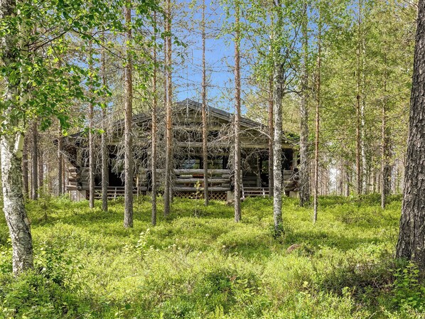 A rustic cabin surrounded by a forest with a clear sky. - Kulpakko 3 by Interhome (Rovaniemi)