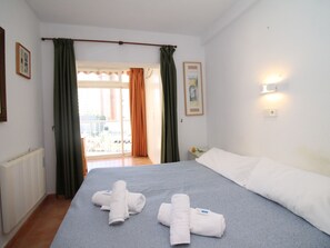 1 soverom og strykejern/-brett