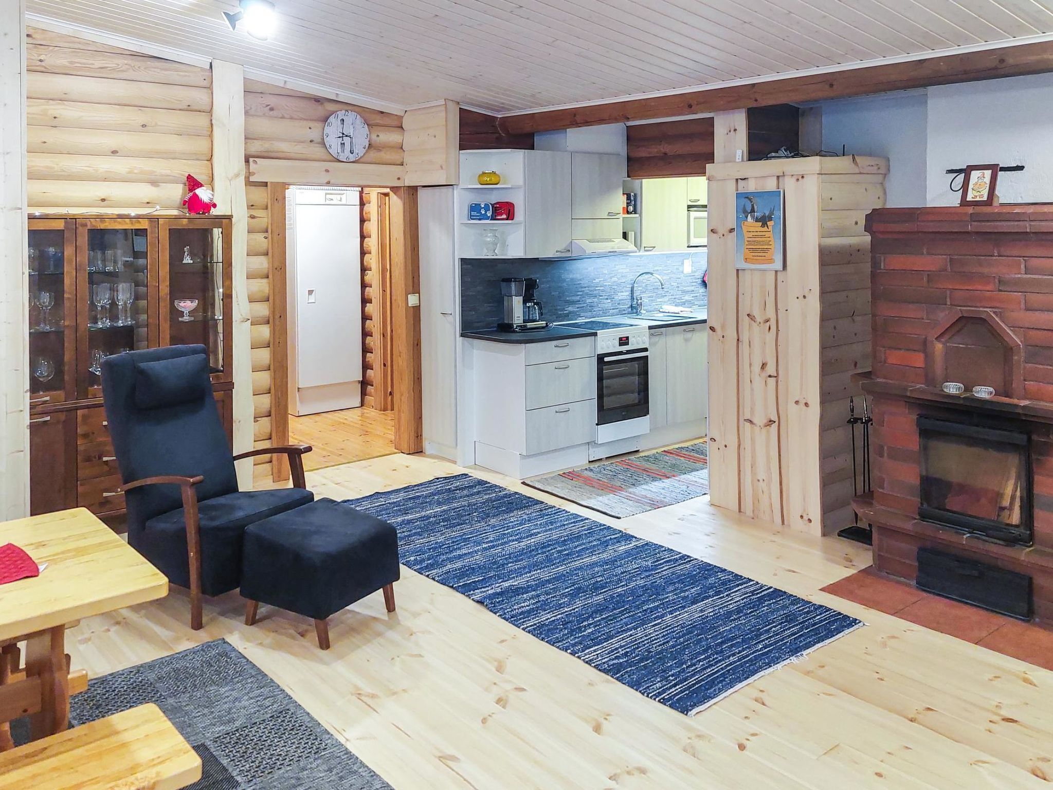 Kühlschrank, Mikrowelle, Geschirrspüler, Kochgeschirr/Geschirr/Besteck