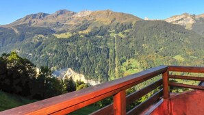 Eine Berglandschaft mit einer Holzgeländer.